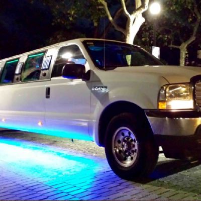 Limusina Ford Excursion Blanca 14 pax