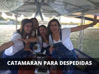 Grupo de mujeres divirtiéndose en su despedida de soltera en un catamarán por el Río Guadalquivir, de Sevilla Grupo de mujeres divirtiéndose en su despedida de soltera en un catamarán por el Río Guadalquivir, de Sevilla