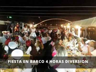 Chicas jóvenes divirtiéndose durante una fiesta pool party en su despedida de soltera Chicas jóvenes divirtiéndose durante una fiesta pool party en su despedida de soltera