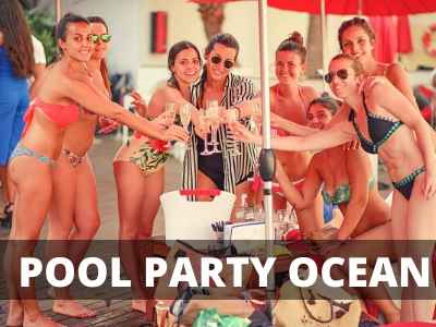Chicas jóvenes divirtiéndose durante una fiesta pool party en su despedida de soltera Chicas jóvenes divirtiéndose durante una fiesta pool party en su despedida de soltera