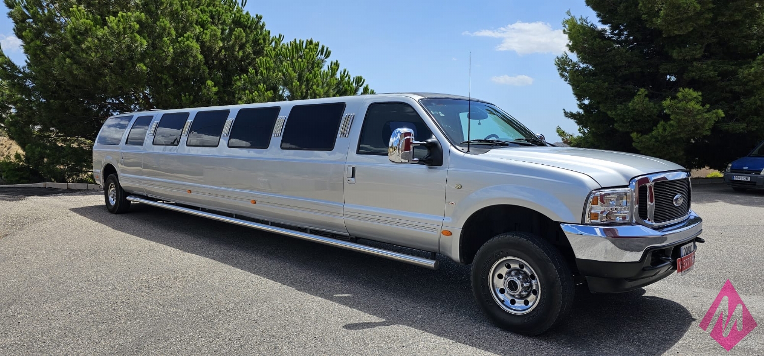 Limusina Ford Excursion Plata de alquiler en Alicante