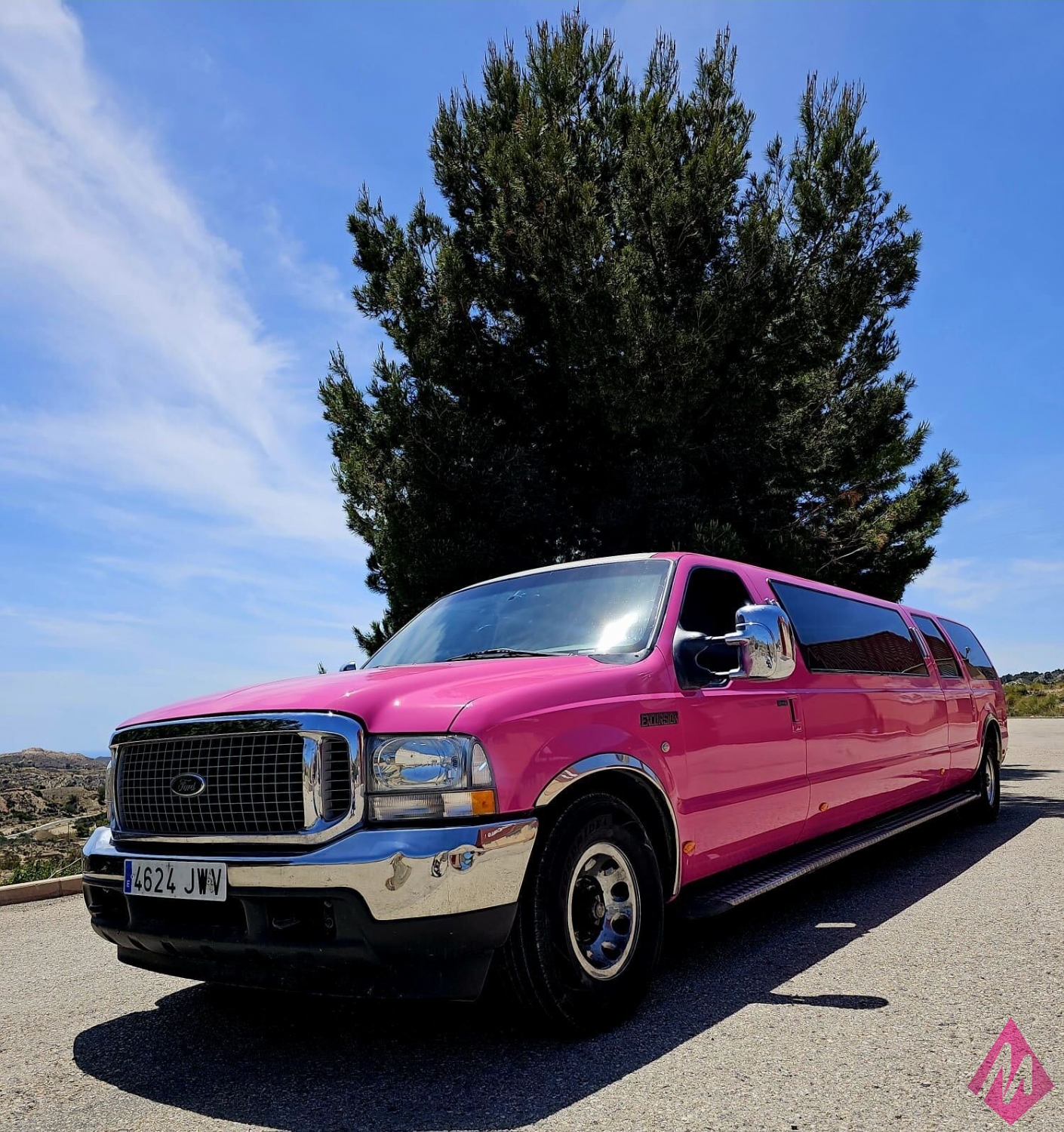 Limusina Ford Excursion Rosa para alquiler en Alicante