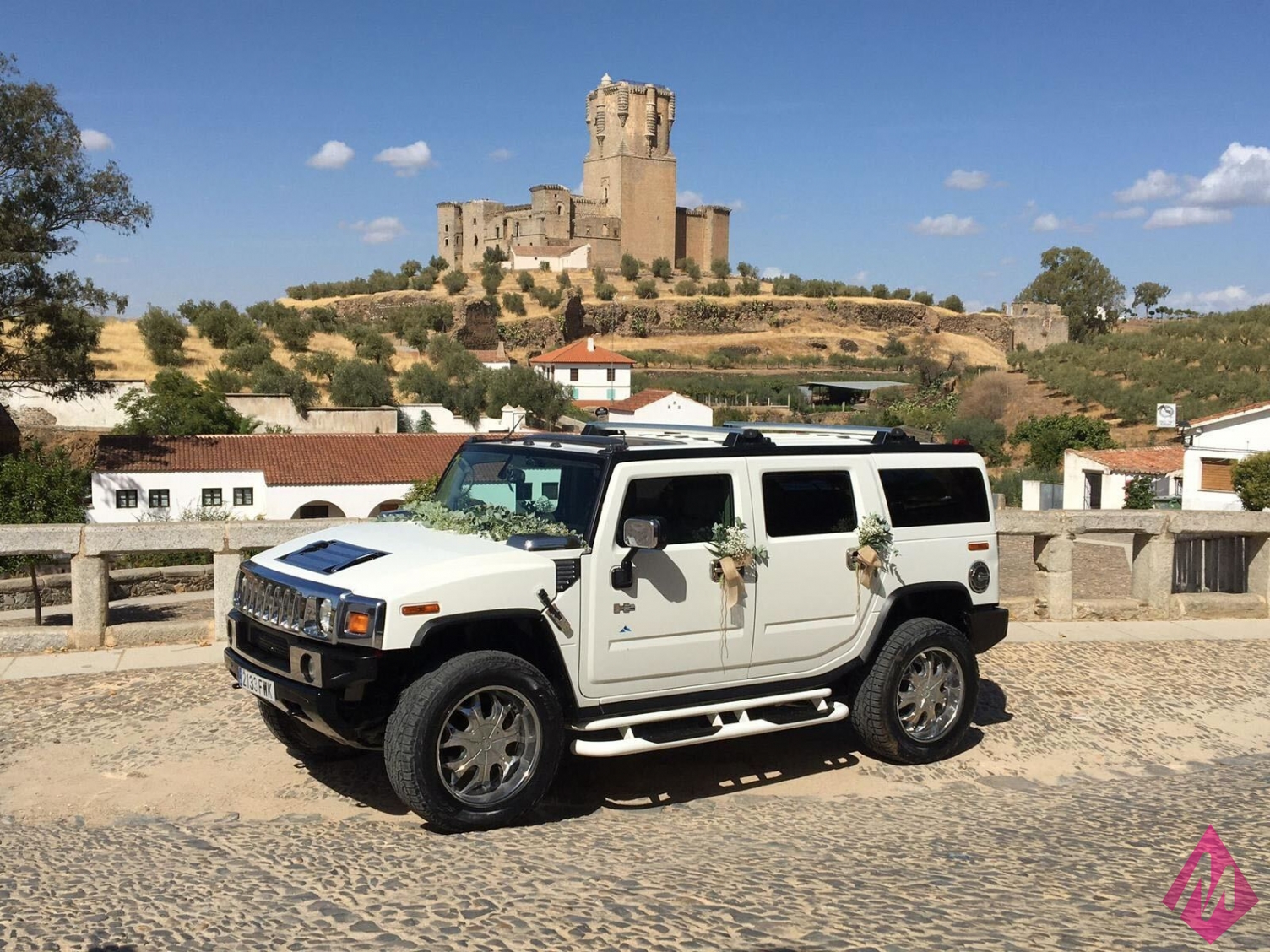 Limusina Hummer Blanca disponible para alquilar en Alicante