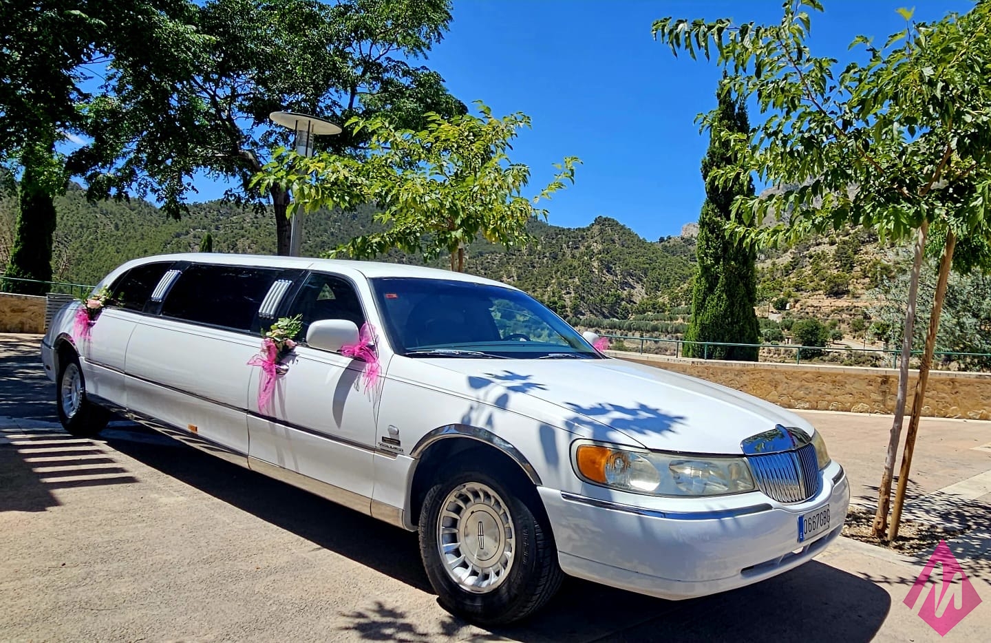 Limusina Lincoln Blanca para alquilar en Alicante