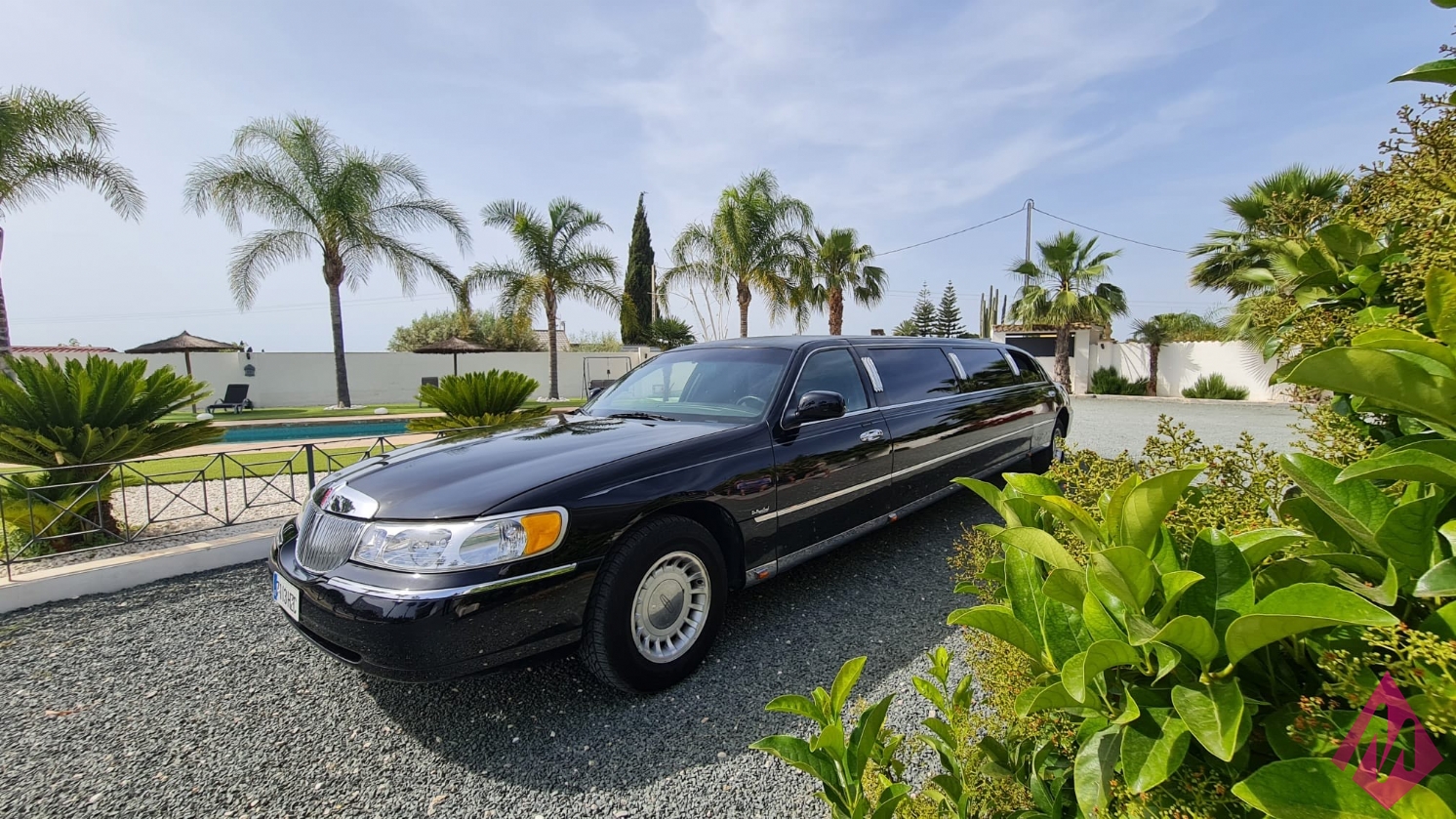 Limusina Lincoln Negra disponible para alquilar en Alicante